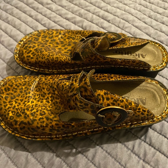 alegria leopard print clogs